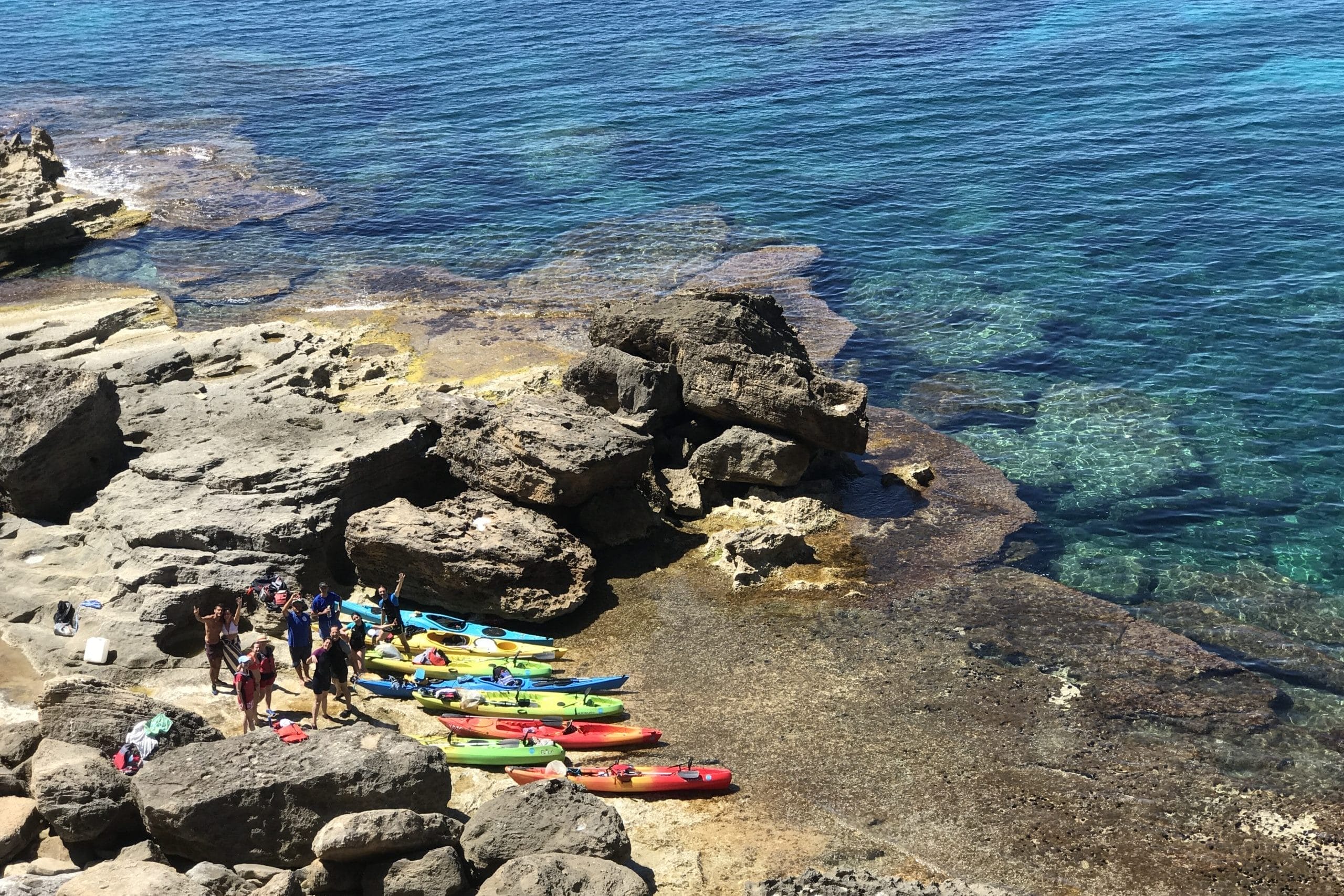 Parada de descanso en una cala cerca de Cala en Porter, en el sur de Menorca. Ruta en kayak por las cuevas.