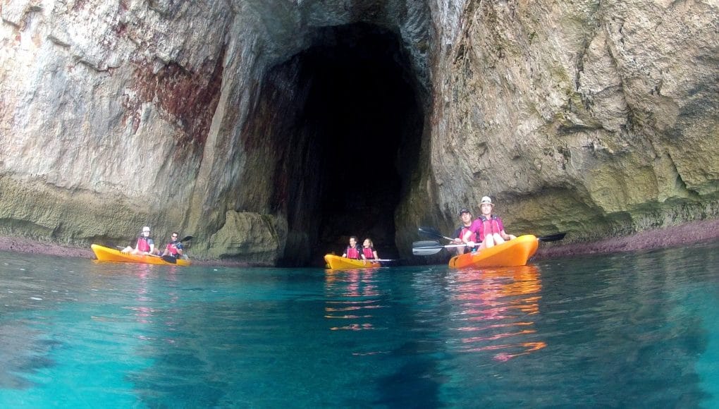 · kayaks sit on top dentro de una cueva en el sur de Menorca. Cala en Porter. Actividad guiada por Menorca en kayak