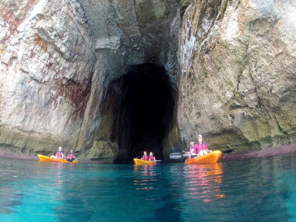 · kayaks sit on top dentro de una cueva en el sur de Menorca. Cala en Porter. Actividad guiada por Menorca en kayak
