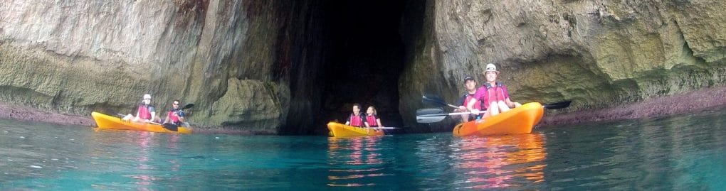 · kayaks sit on top dentro de una cueva en el sur de Menorca. Cala en Porter. Actividad guiada por Menorca en kayak
