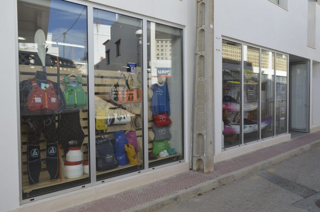 Local y tienda de Menorca en kayak en calle Tramuntana en Es Grau