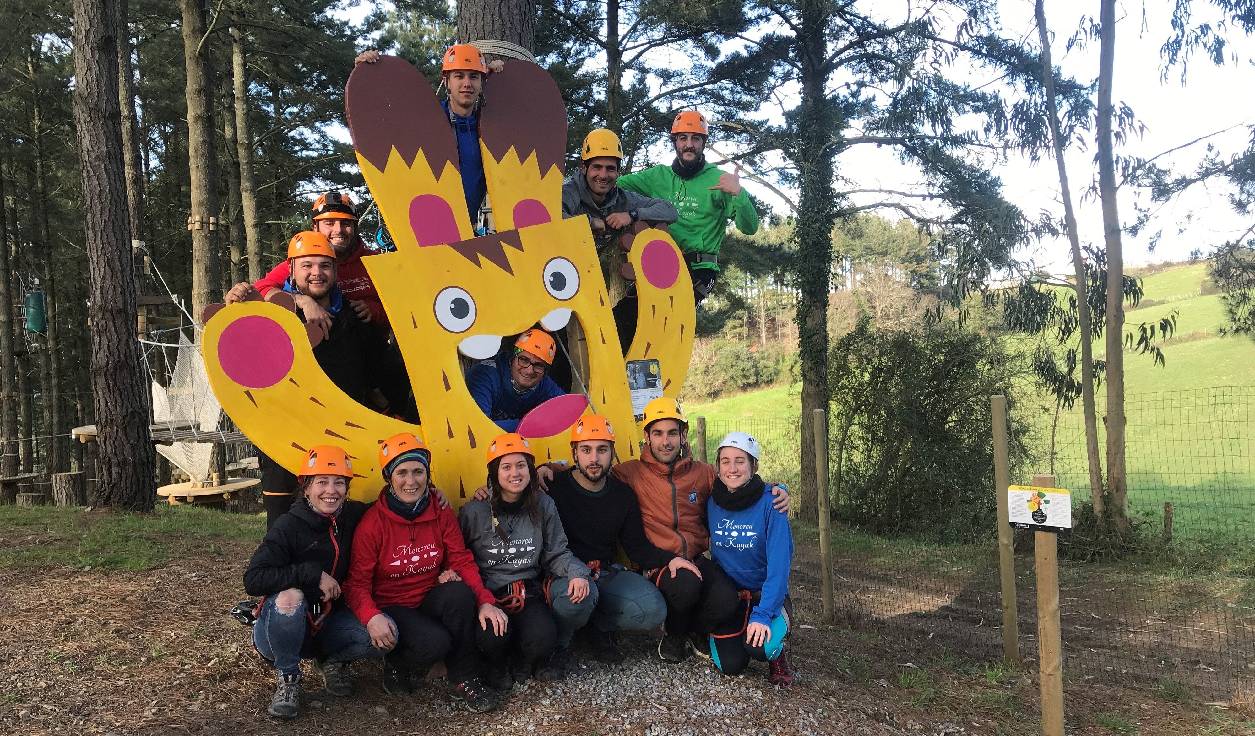 Equipo Menorca en kayak en parque de aventura Mendexa